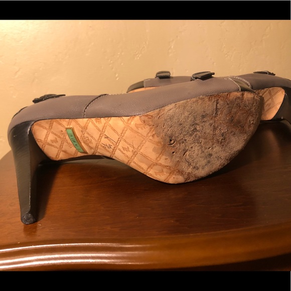 L.a.m.b grey and black Heels - Picture 4 of 8